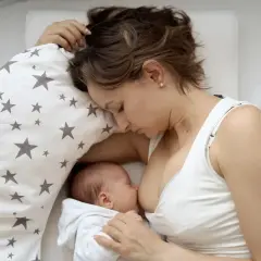 Matka karmi piersią dziecko, zapewniając mu najcenniejszy pokarm matki.