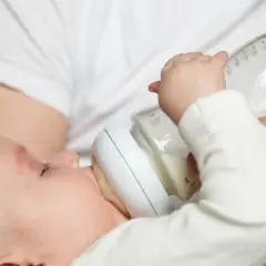 Niemowlę pije mleko modyfikowane z butelki. Czy wybudzać niemowlę do karmienia mlekiem modyfikowanym, gdy śpi?
