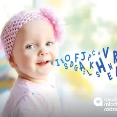 Uśmiechnięte dziecko z niebieskimi oczami, kiedy dziecko zaczyna mówić pierwsze zdania, a litery unoszą się z jego ust.