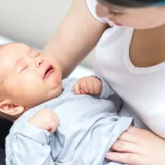 Delikatne mruczenie noworodka przez sen, gdy mama go tuli.