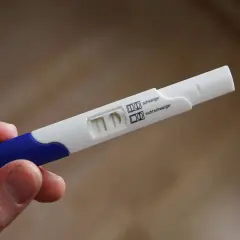 Pozytywny test ciążowy, wskazujący na beta hcg w 4 tygodniu ciąży. Dwie kreski oznaczają "schwanger" (w ciąży).