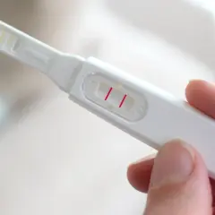 Dwa paski na teście ciążowym. To jeden z rodzajów testów ciążowych, który szybko daje wynik.