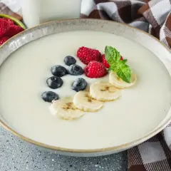 Pyszna kaszka na mleku matki z malinami, borówkami i bananem. Idealny posiłek dla maluszka.