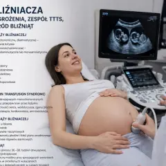 Szczęśliwa przyszła mama podczas badania USG, które pokazuje ciążę bliźniaczą. Na ekranie widać dwa rozwijające się płody.