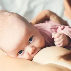 Malutkie dziecko karmione piersią. Wiele mam zastanawia się, jak pobudzić laktację, by zapewnić dziecku najlepszy pokarm.