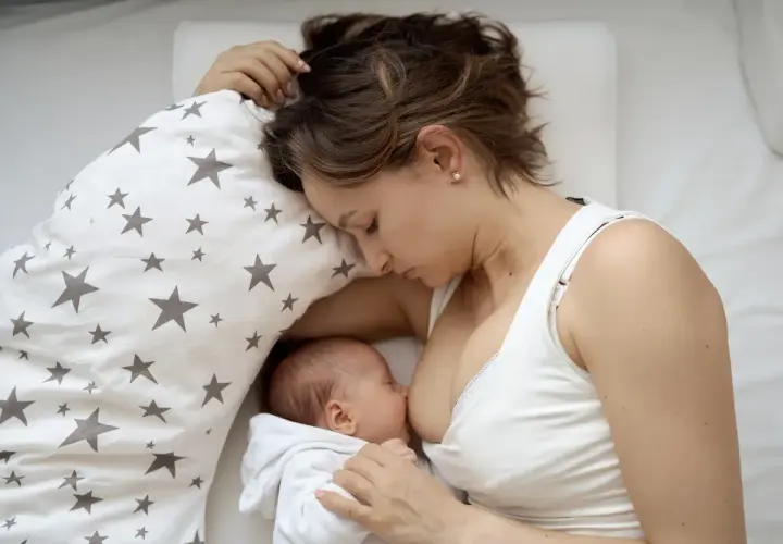 Matka karmi piersią dziecko, zapewniając mu najcenniejszy pokarm matki.