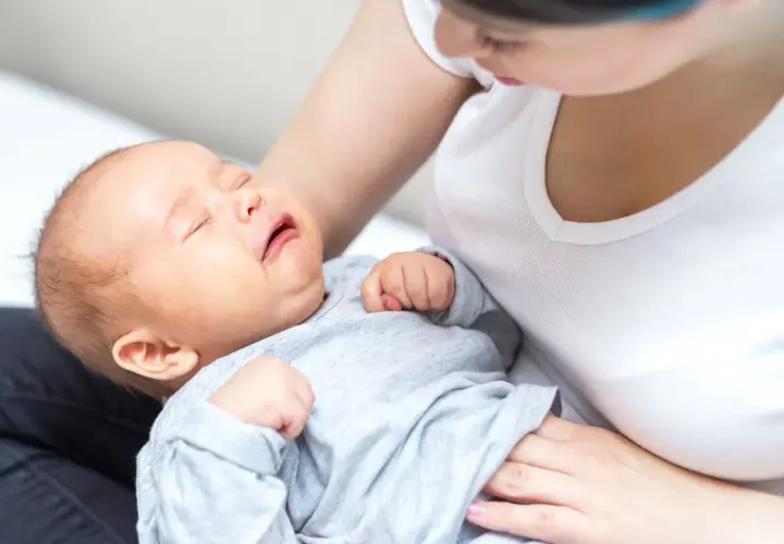 Delikatne mruczenie noworodka przez sen, gdy mama go tuli.