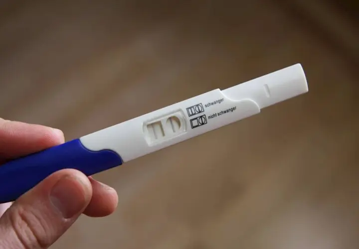 Pozytywny test ciążowy, wskazujący na beta hcg w 4 tygodniu ciąży. Dwie kreski oznaczają "schwanger" (w ciąży).