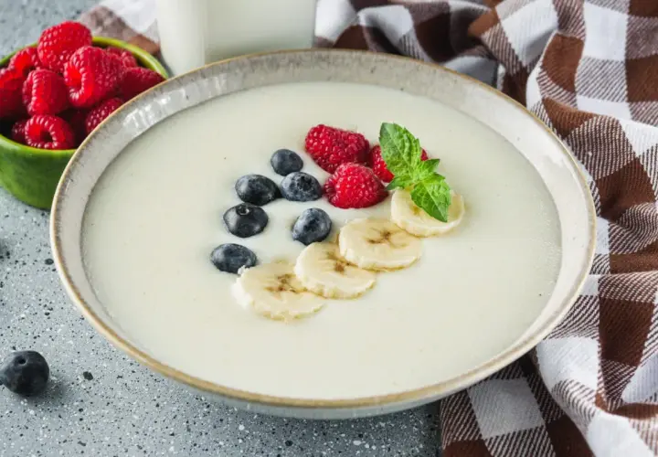Pyszna kaszka na mleku matki z malinami, borówkami i bananem. Idealny posiłek dla maluszka.