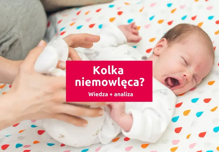 Płacz niemowlaka, który może oznaczać kolkę niemowlęcą. Rodzic próbuje uspokoić dziecko.