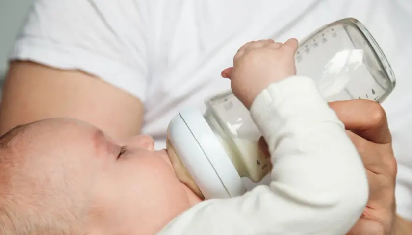 Niemowlę pije mleko modyfikowane z butelki. Czy wybudzać niemowlę do karmienia mlekiem modyfikowanym, gdy śpi?