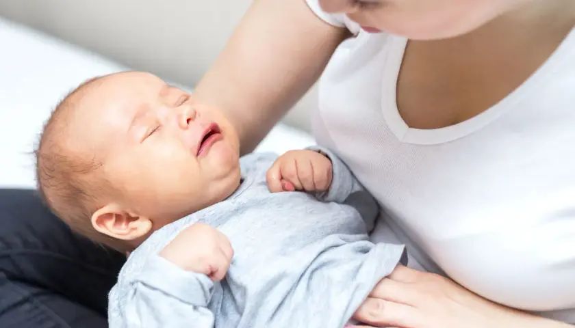 Delikatne mruczenie noworodka przez sen, gdy mama go tuli.