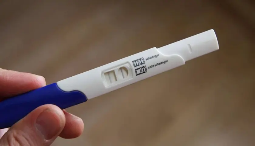Pozytywny test ciążowy, wskazujący na beta hcg w 4 tygodniu ciąży. Dwie kreski oznaczają "schwanger" (w ciąży).