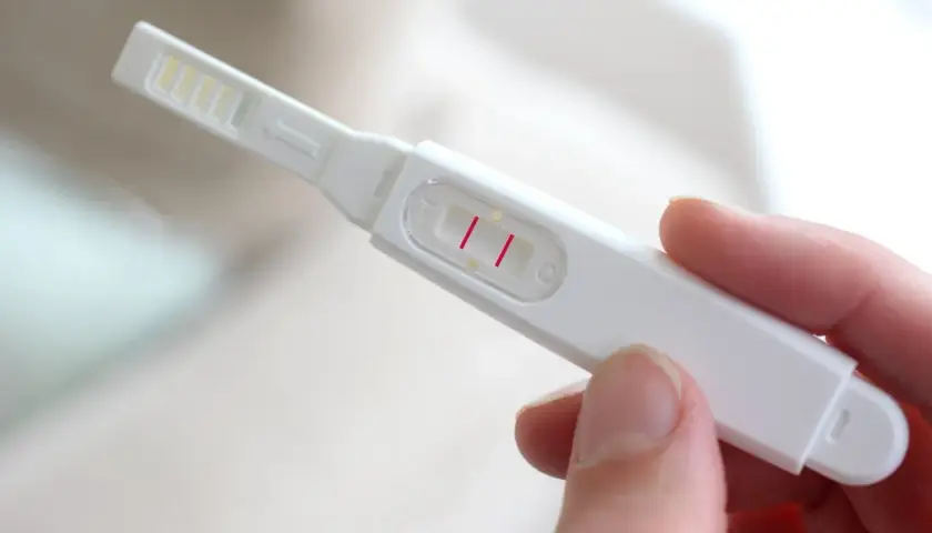 Dwa paski na teście ciążowym. To jeden z rodzajów testów ciążowych, który szybko daje wynik.