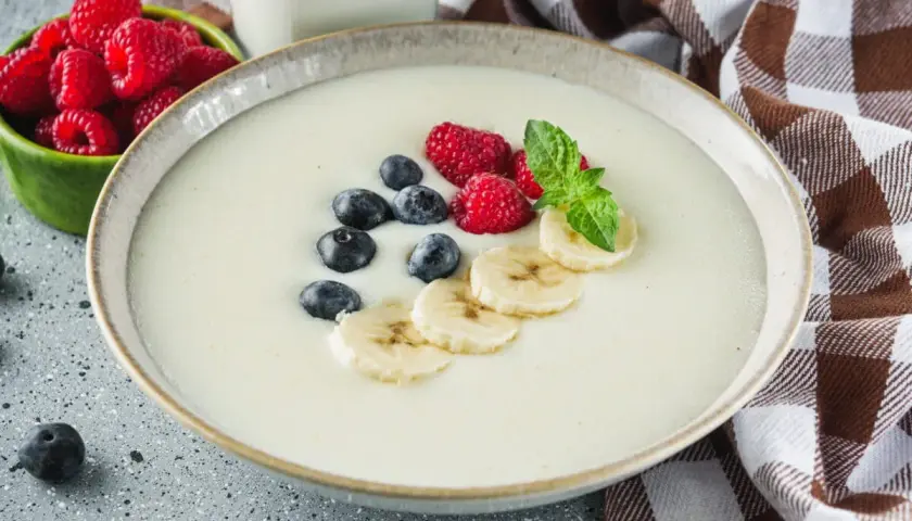 Pyszna kaszka na mleku matki z malinami, borówkami i bananem. Idealny posiłek dla maluszka.
