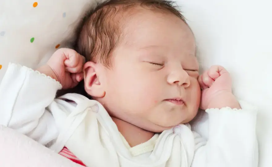 3-miesięczne dziecko śpi 10 godzin bez jedzenia - czy to norma?