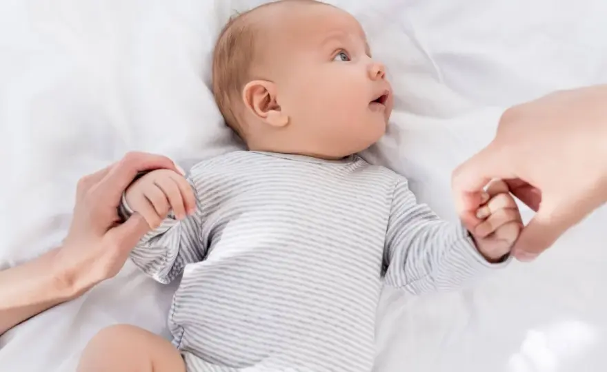 Wzmożone napięcie mięśniowe u niemowlęcia i sen - kiedy reagować?