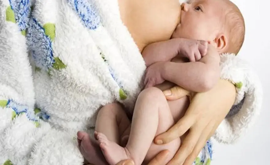 Karmienie piersią w nocy - co jest normą, a kiedy się niepokoić?