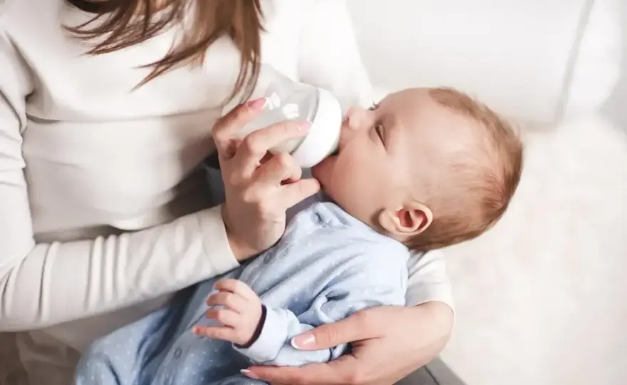 Karmienie mlekiem matki z butelki - prosto i bez pośpiechu