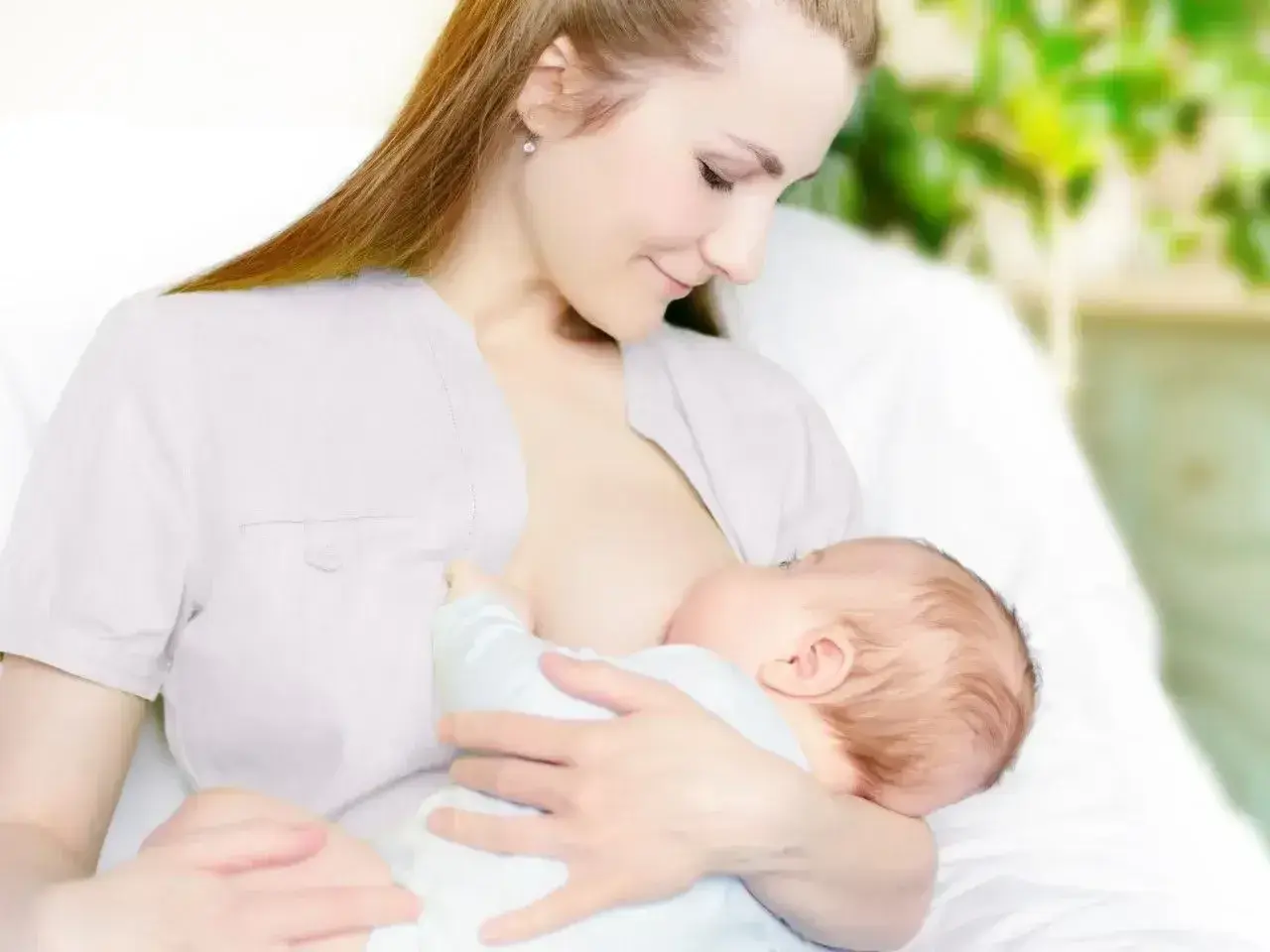 Kobieta karmi piersią dziecko. Wkrótce może pojawić się artykuł o tym, jak zatrzymać laktację.