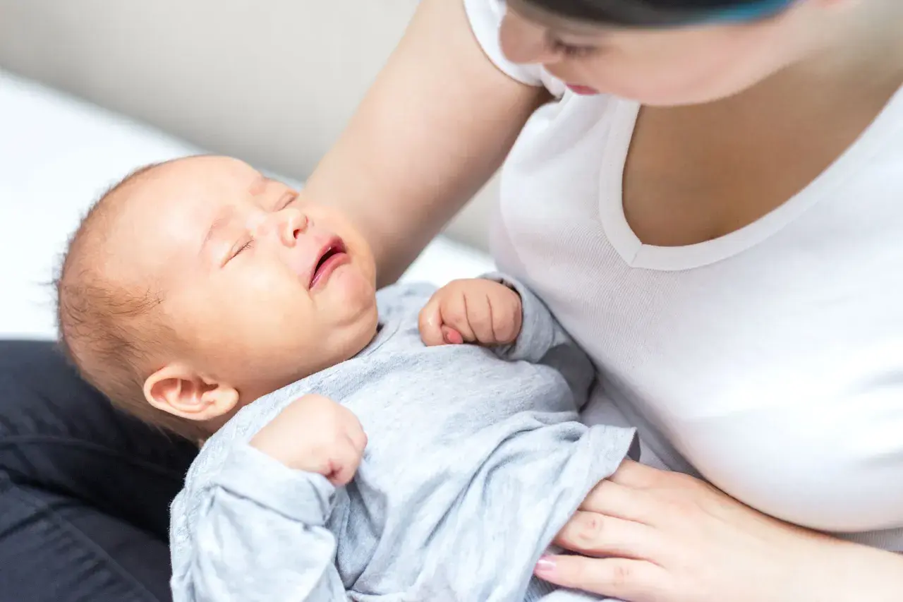 Delikatne mruczenie noworodka przez sen, gdy mama go tuli.