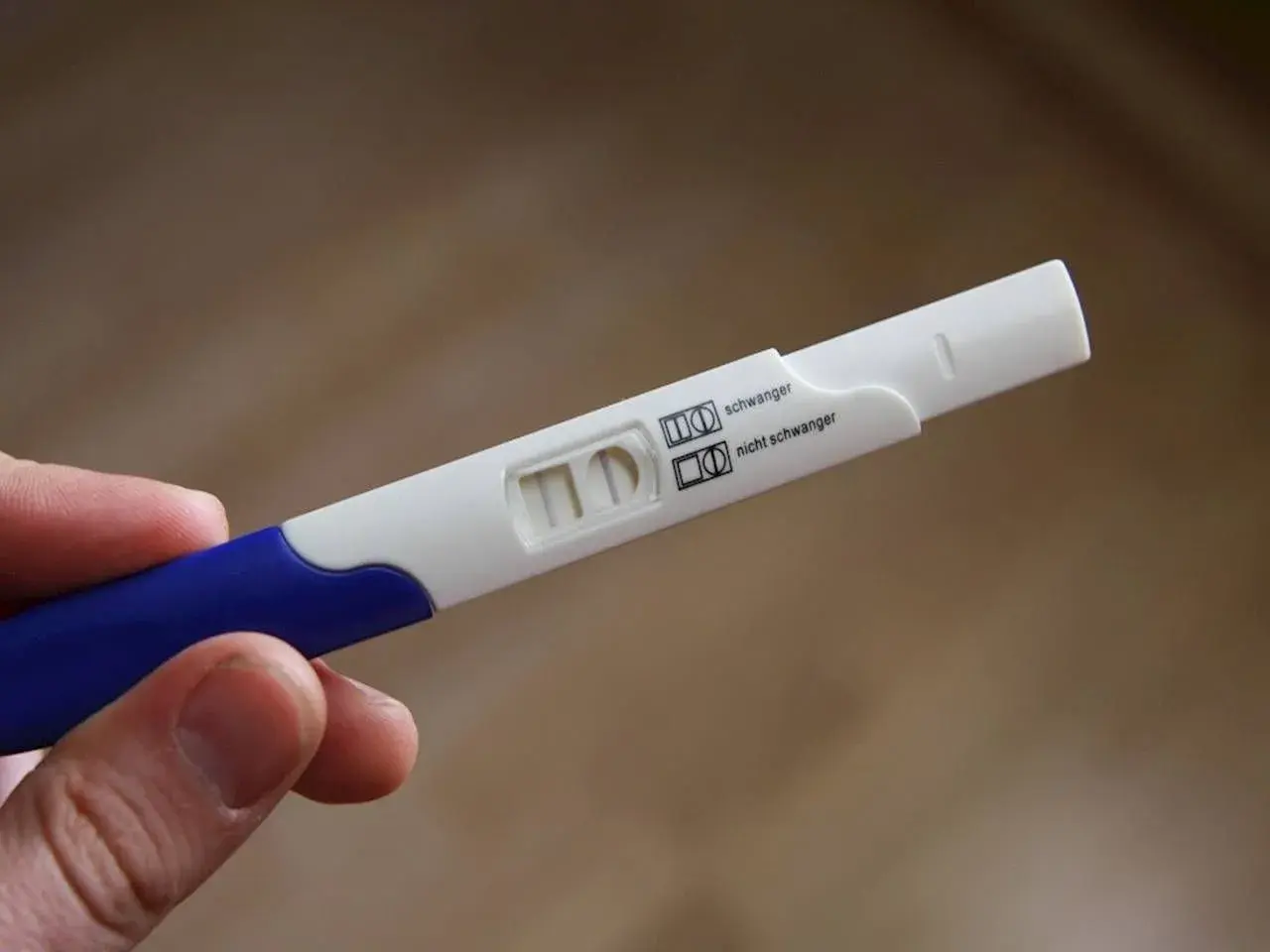 Pozytywny test ciążowy, wskazujący na beta hcg w 4 tygodniu ciąży. Dwie kreski oznaczają "schwanger" (w ciąży).