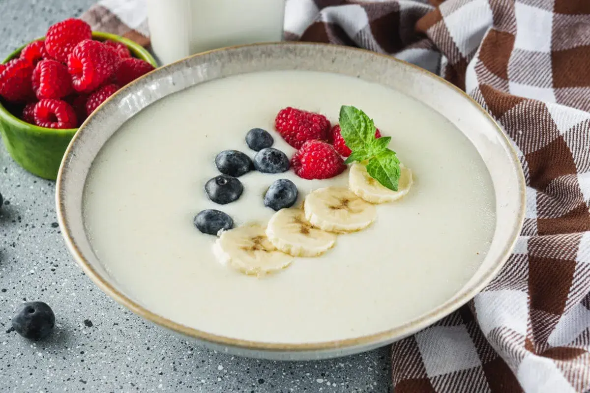 Pyszna kaszka na mleku matki z malinami, borówkami i bananem. Idealny posiłek dla maluszka.