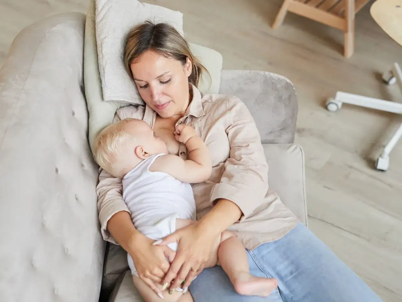 Mama karmi piersią dziecko, które podczas jedzenia pręży się i wygina.