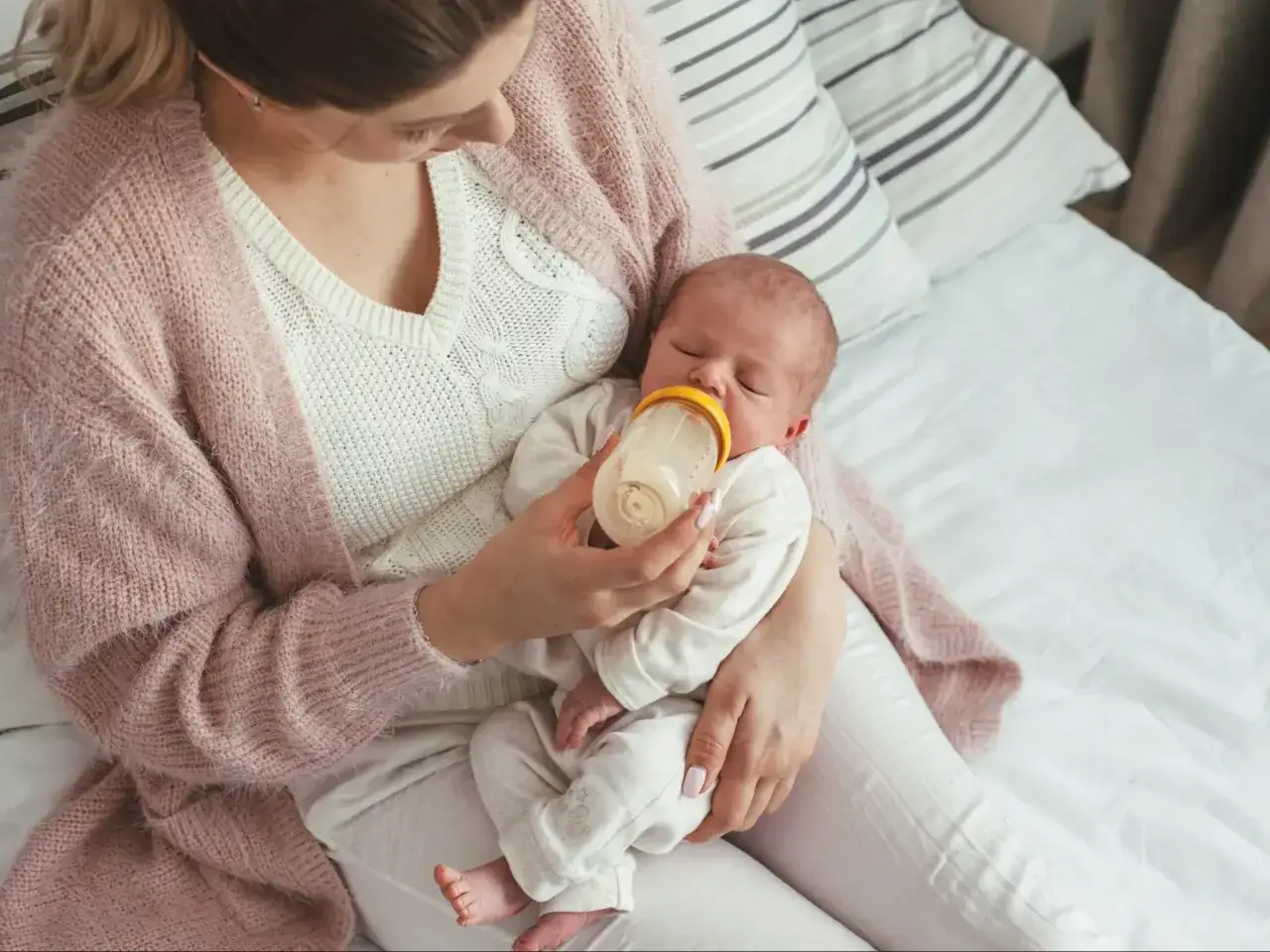 Matka karmi śpiące niemowlę mlekiem modyfikowanym z butelki. Czy wybudzać niemowlę do karmienia mlekiem modyfikowanym?
