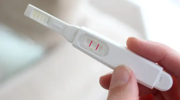 Dwa paski na teście ciążowym. To jeden z rodzajów testów ciążowych, który szybko daje wynik.